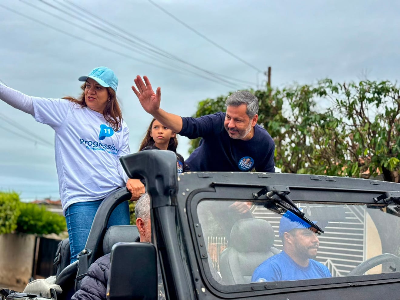 Rogerinho e esposa Fabiana durante carreata (Foto: Divulgação)