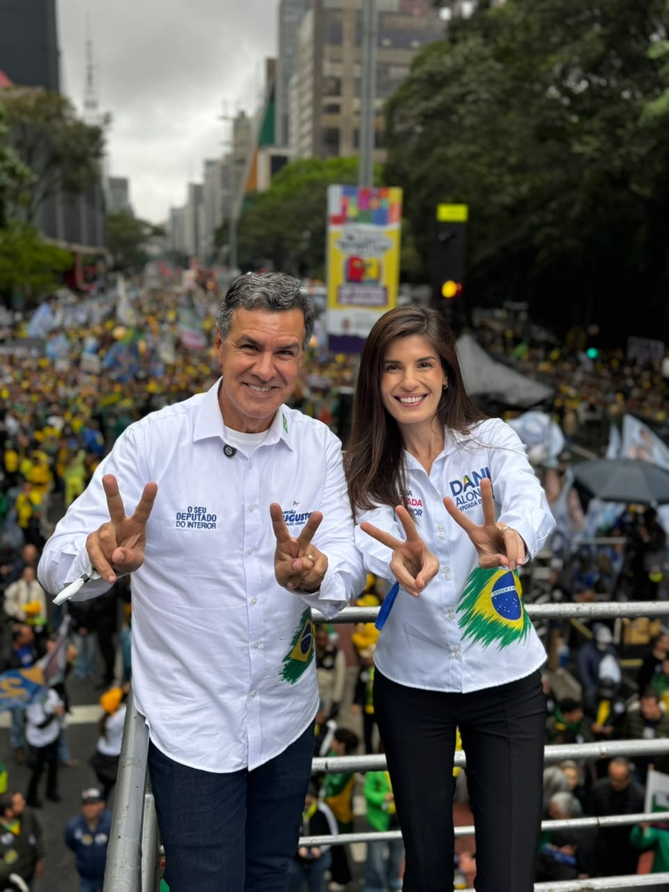 Deputada Dani Alonso e deputado Capitão Augusto durante o desfile da Independência na capital paulista (Foto: Divulgação)